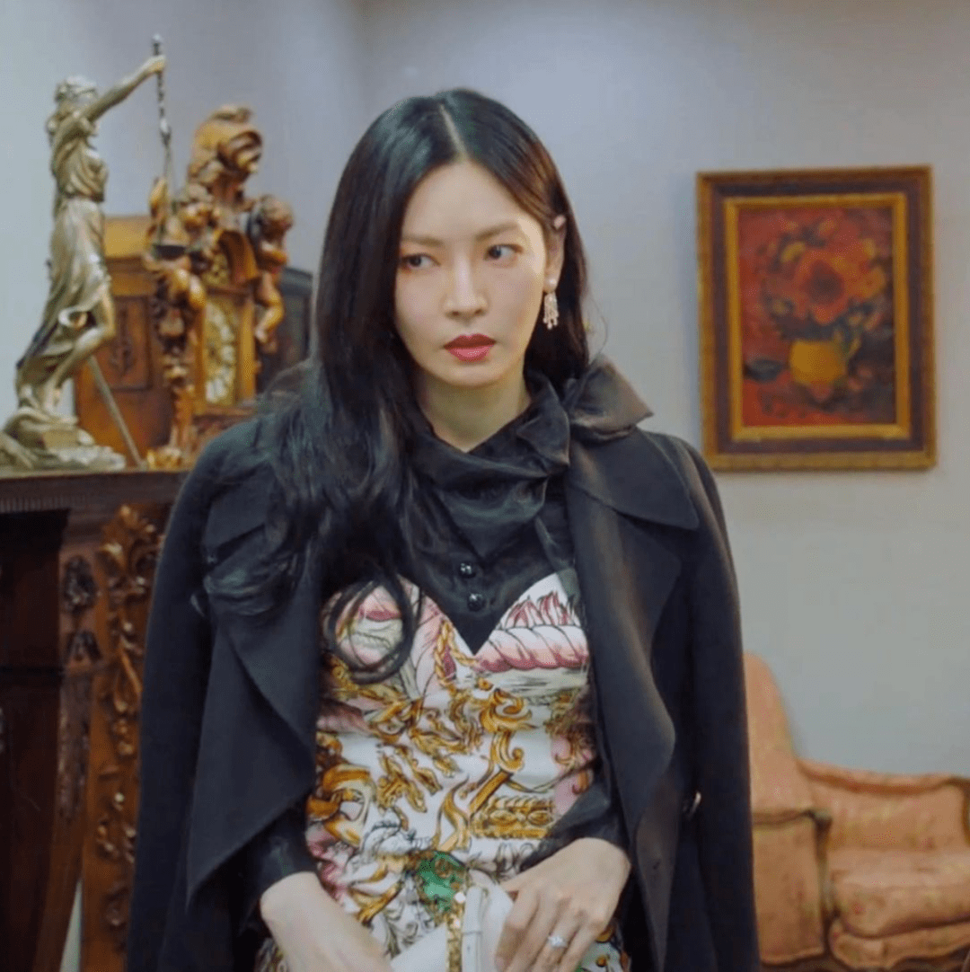 《顶楼》中的致命女人!高智商白富美的"姐系"穿搭get