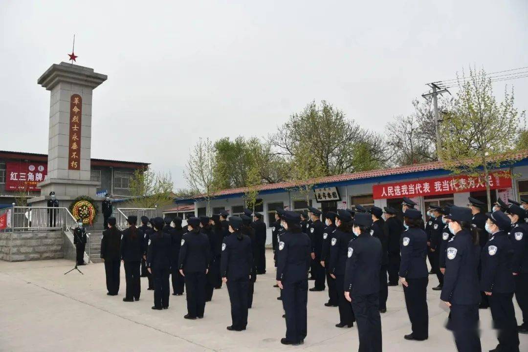 4月1日,永济监狱组织党员民警赴永济市城东街道平壕村革命烈士纪念碑