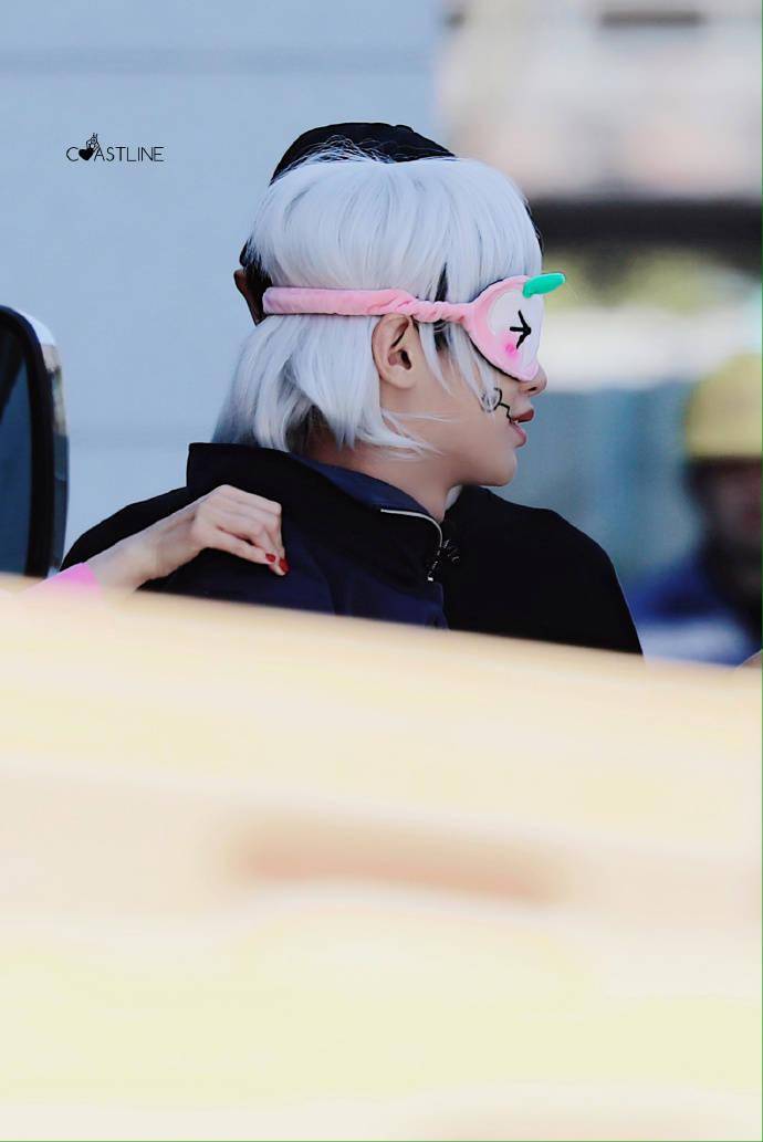 今天也是justin拖家带口的一天银发狗卷戴蜜桃眼罩萌上加萌