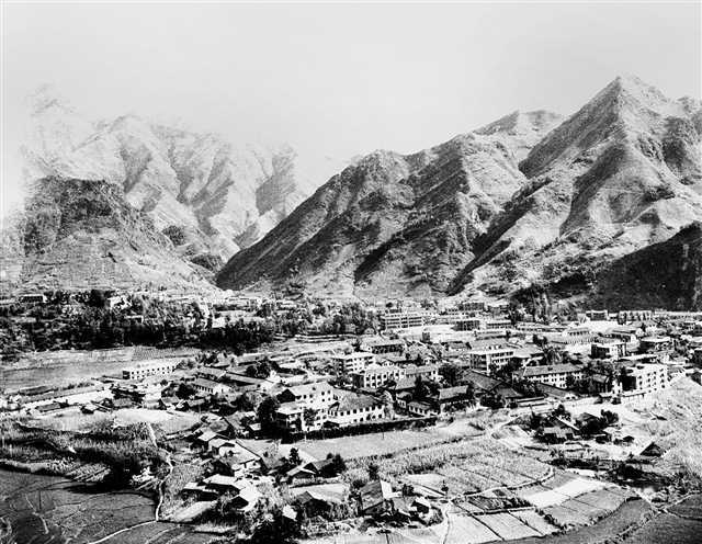 一位老人带着孙子在城口县的川陕苏区城口纪念馆参观.