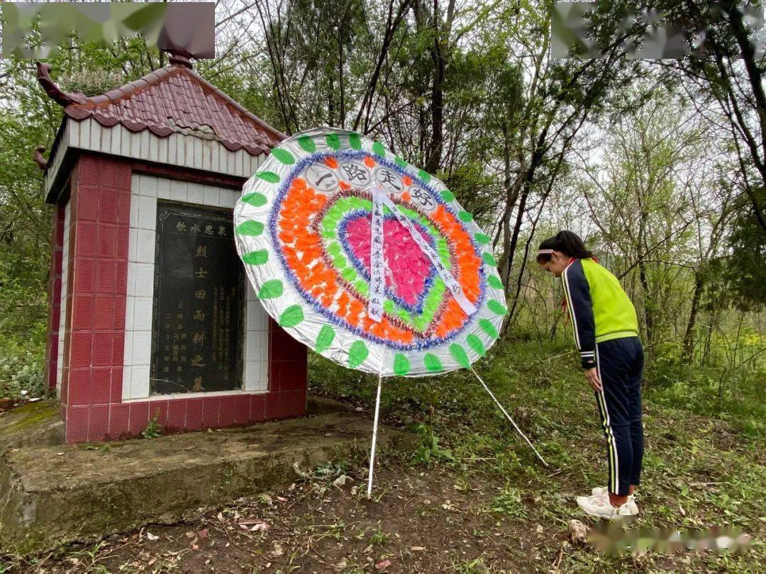 六年级的少先队员们,徒步前往"南屏山王枫亭"祭奠革命先烈