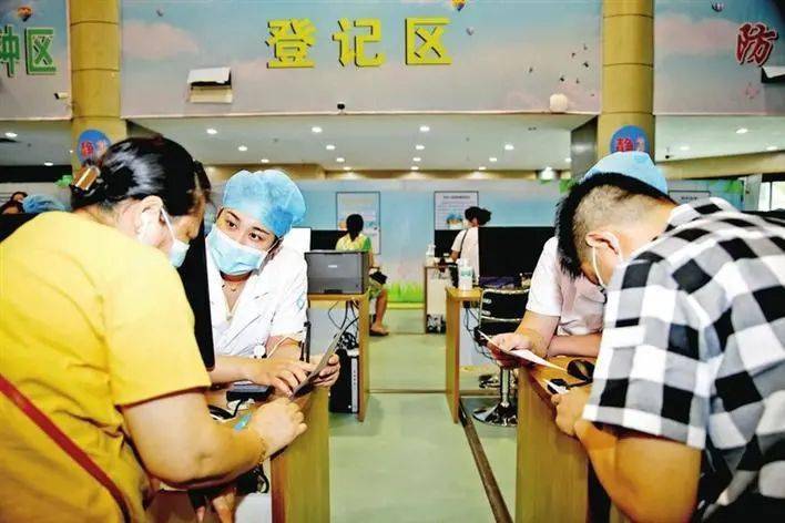 在西乡会堂临时疫苗接种点,医院每天安排了75名医护人员,以30(人)开30