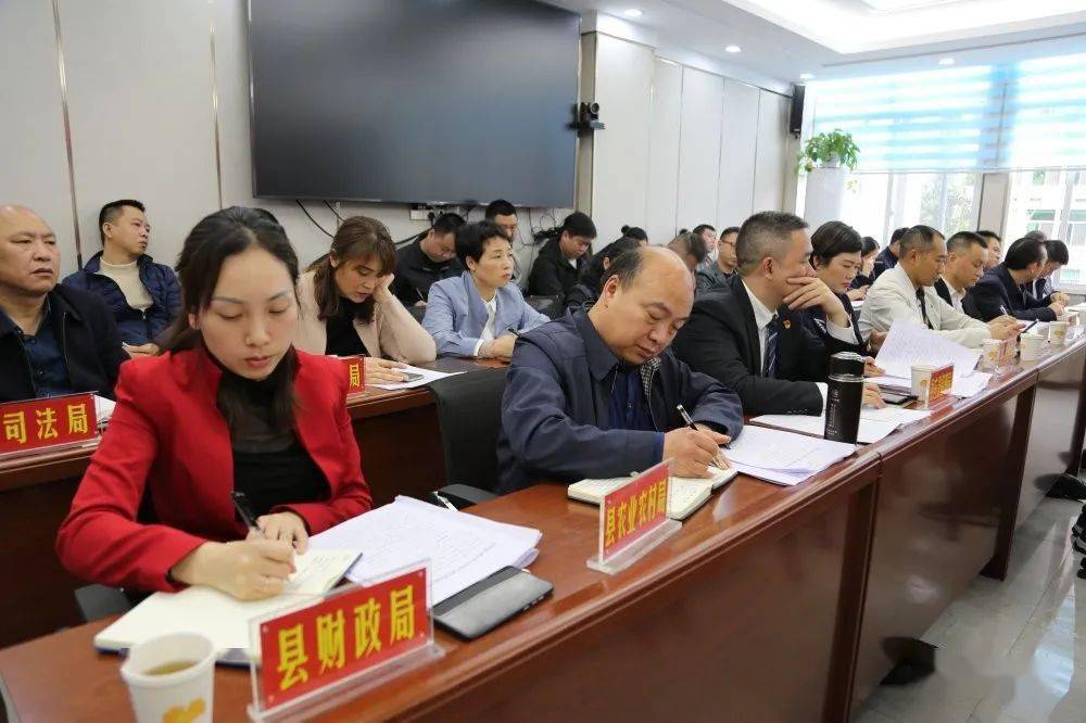 盐津县十六届人民政府第42次常务会议召开