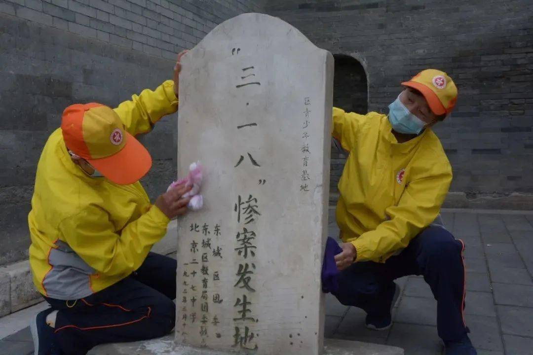 除了到公園開展文明引導外,清明節前夕,張自忠路西行公交站臺的三名