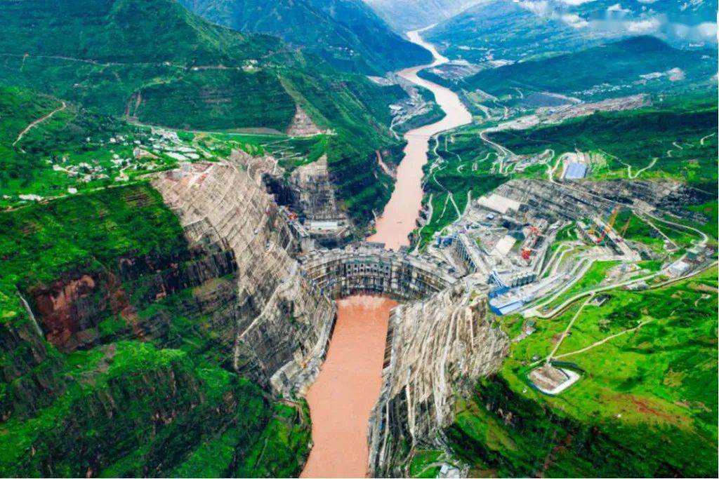 世界第二大白鹤滩水电站下闸蓄水