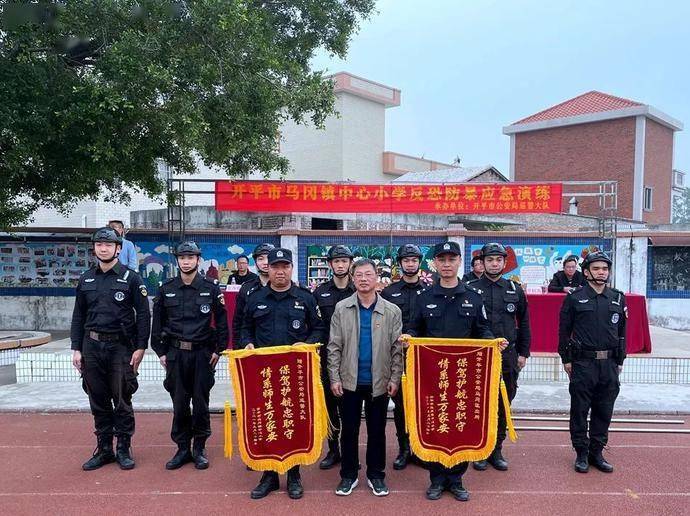 近日,开平市公安局巡警大队联合辖区派出所分别走进新荻中学,宝源小学