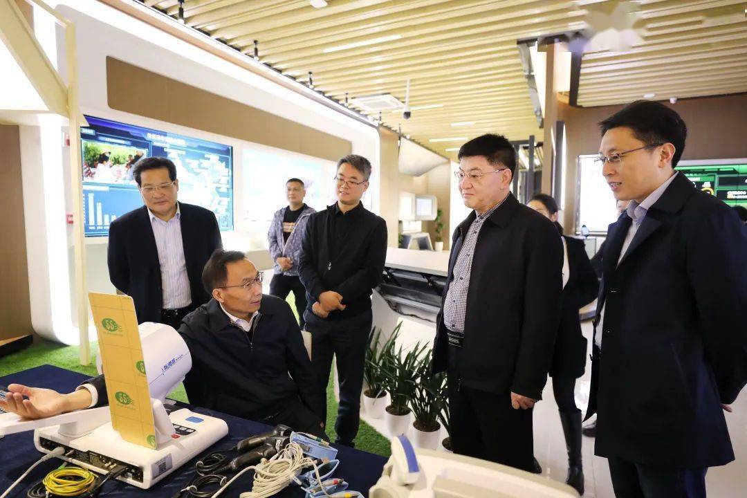 园区动态辽阳市太子河区委书记袁国相带队调研信息港小镇