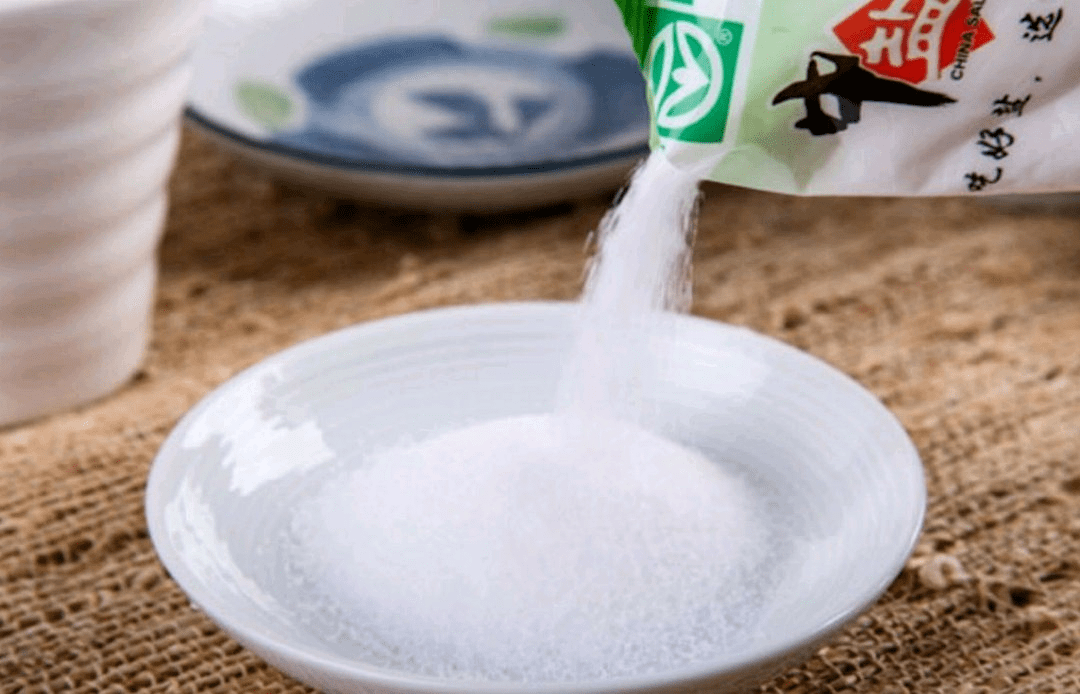 吃盐太多会有这种危害 7类人尤其要少吃盐!_摄入量
