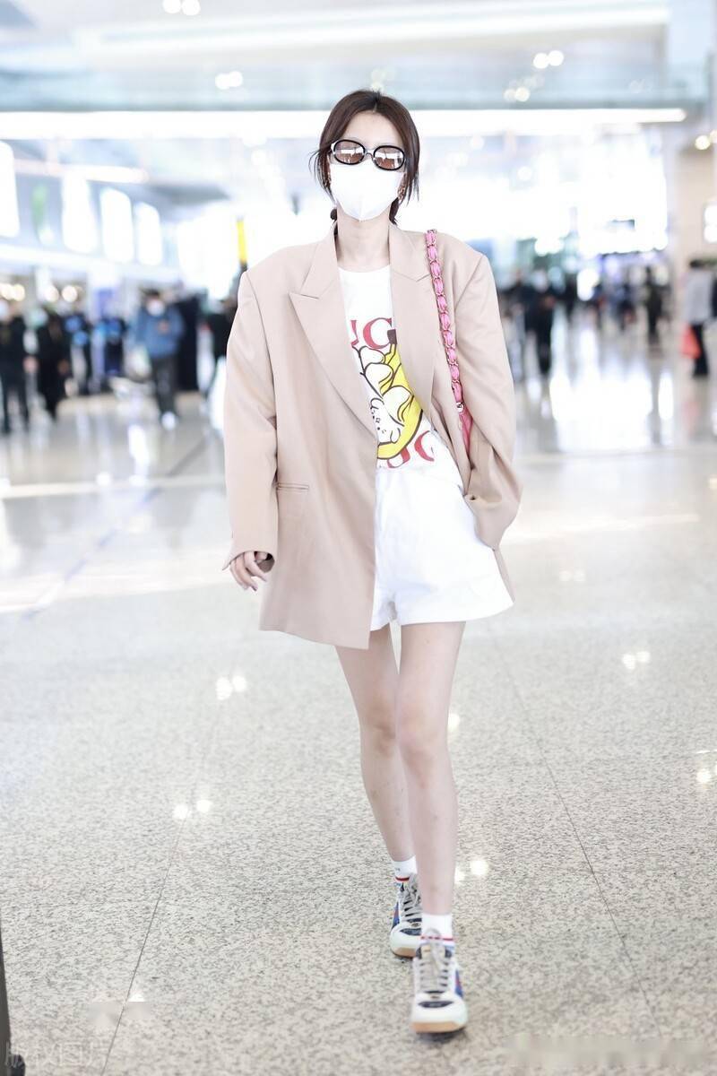 辣妈出街!孙怡穿短裤大秀美腿身材超好