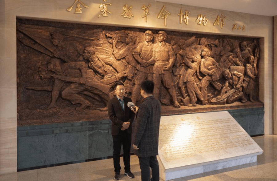 安徽金寨縣革命博物館館長倪軍向記者介紹紅軍公田碑的歷史 安徽