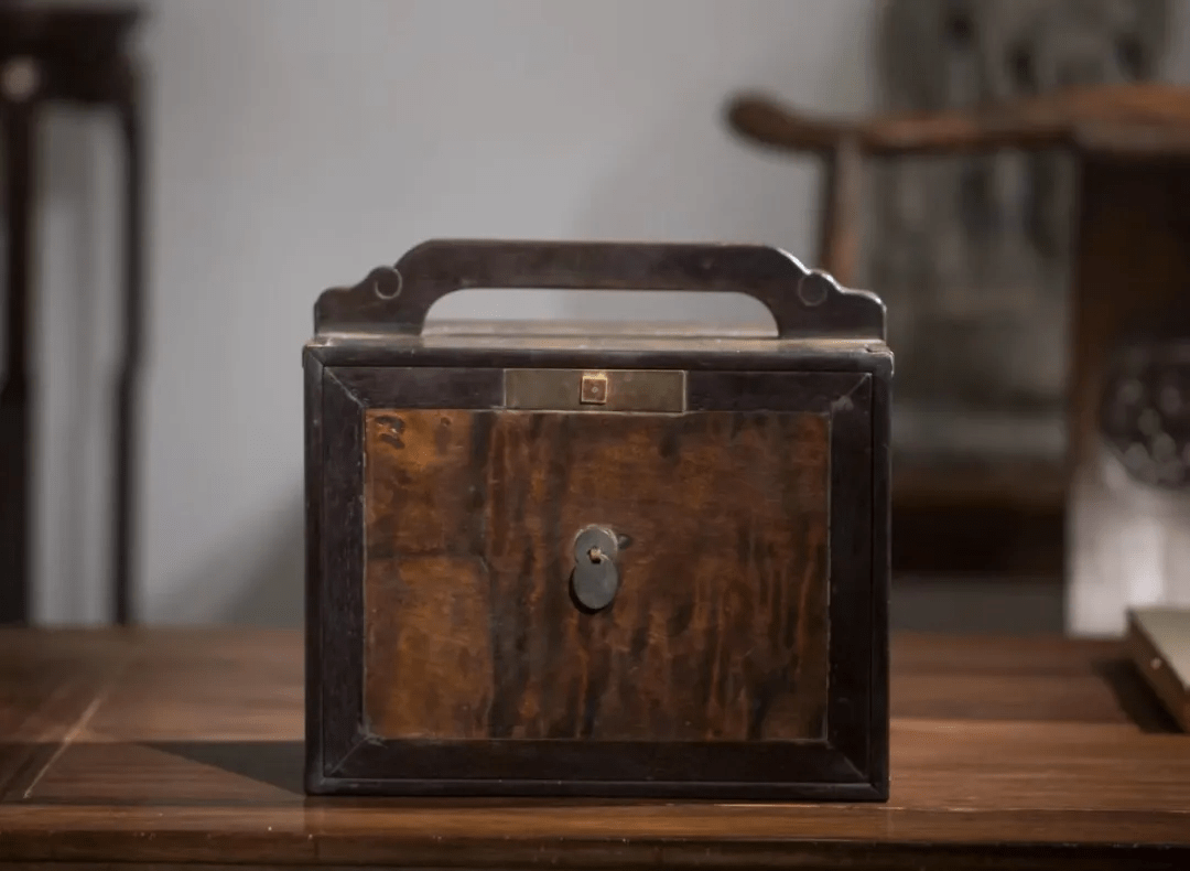 清 紫檀嵌楠木提梁式药箱清 黄花梨状元箱由"精"组成的词还主要用以