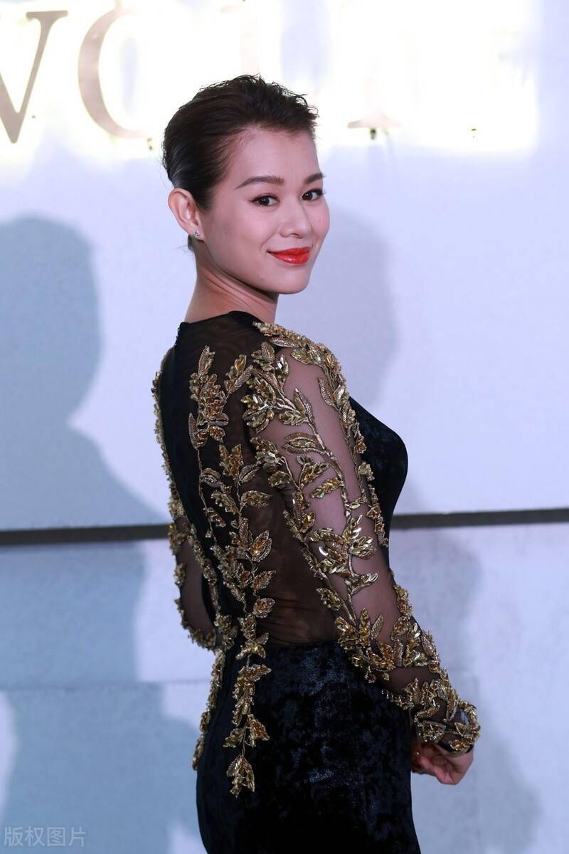 胡杏儿的这件礼服,除了衣袖的位置点缀了金色元素的修饰,就连身后的
