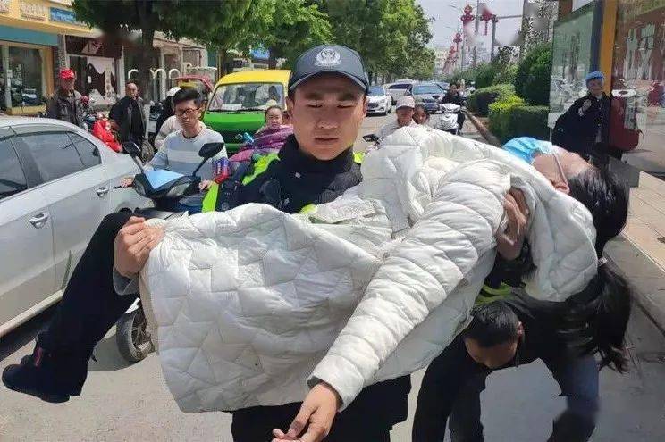 【点赞】"公主抱"狂奔,闯红灯救人!曲靖几位小哥哥温暖了整座城