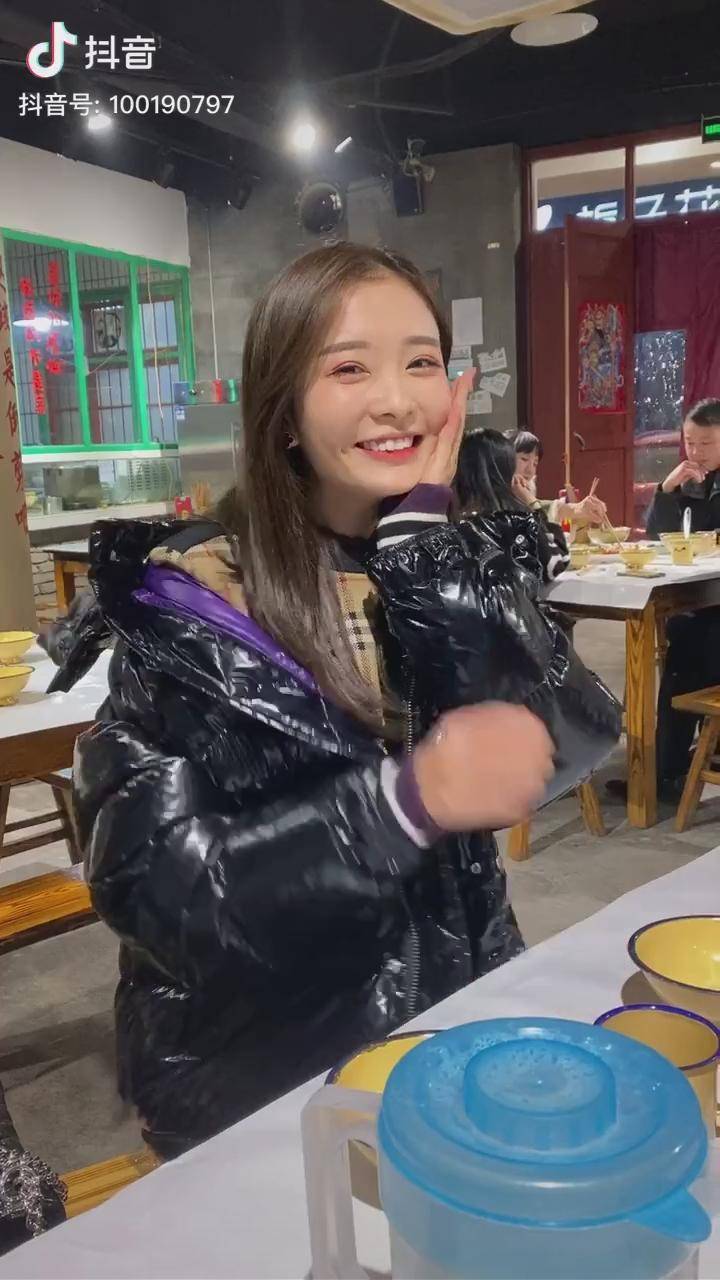 素颜的我只有发凉凉的视频敷衍你们啦李凉凉三江哥家超好吃哒小龙虾