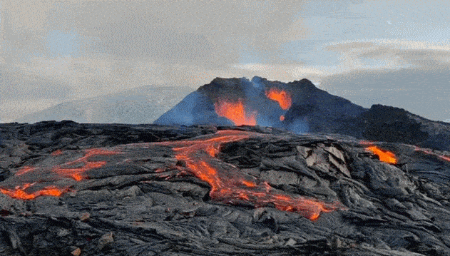 冰岛火山出现新的喷发裂缝超万人打卡