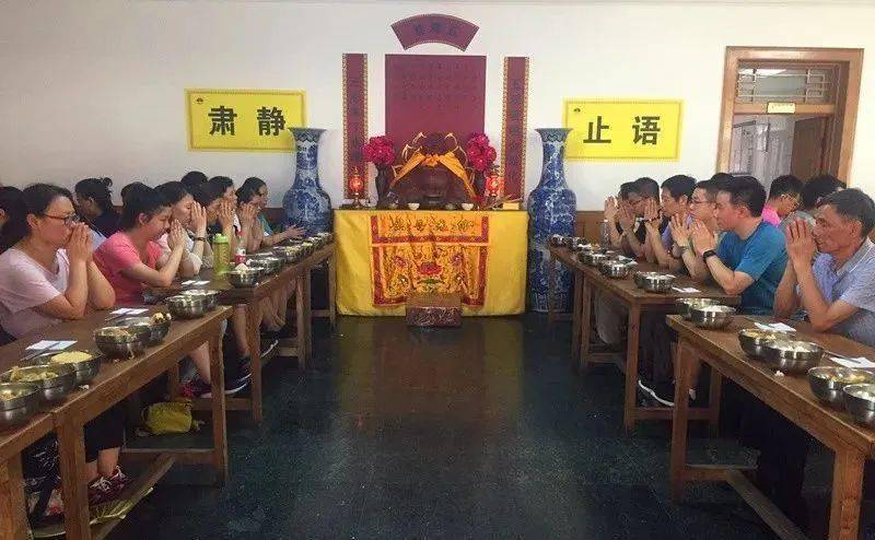 大斋堂沿袭佛教饮食文化,按照佛教用斋仪轨为十方善信提供古法罗汉斋