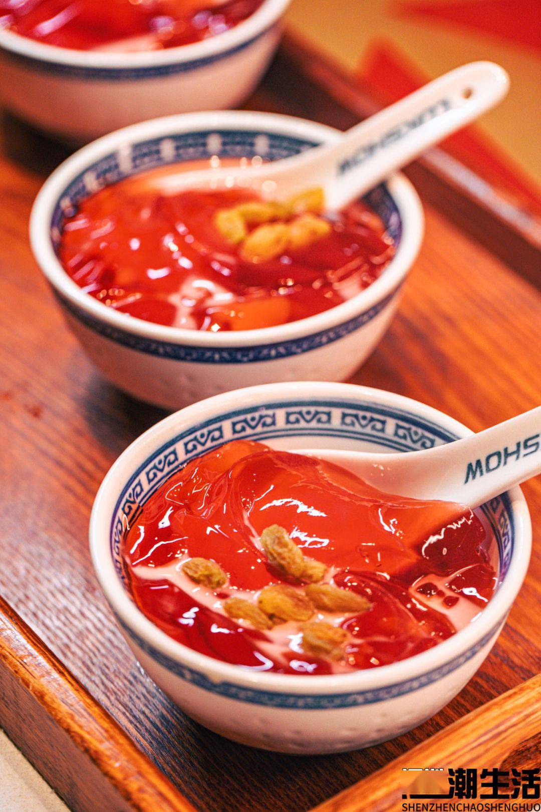 解辣又解腻的红白冰粉一直是禄鼎记的招牌甜品红色的是红曲米,白色的