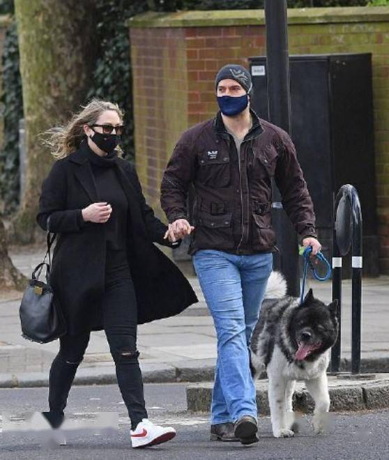 超人亨利卡维尔新恋情曝光与女友十指相扣散步遛狗