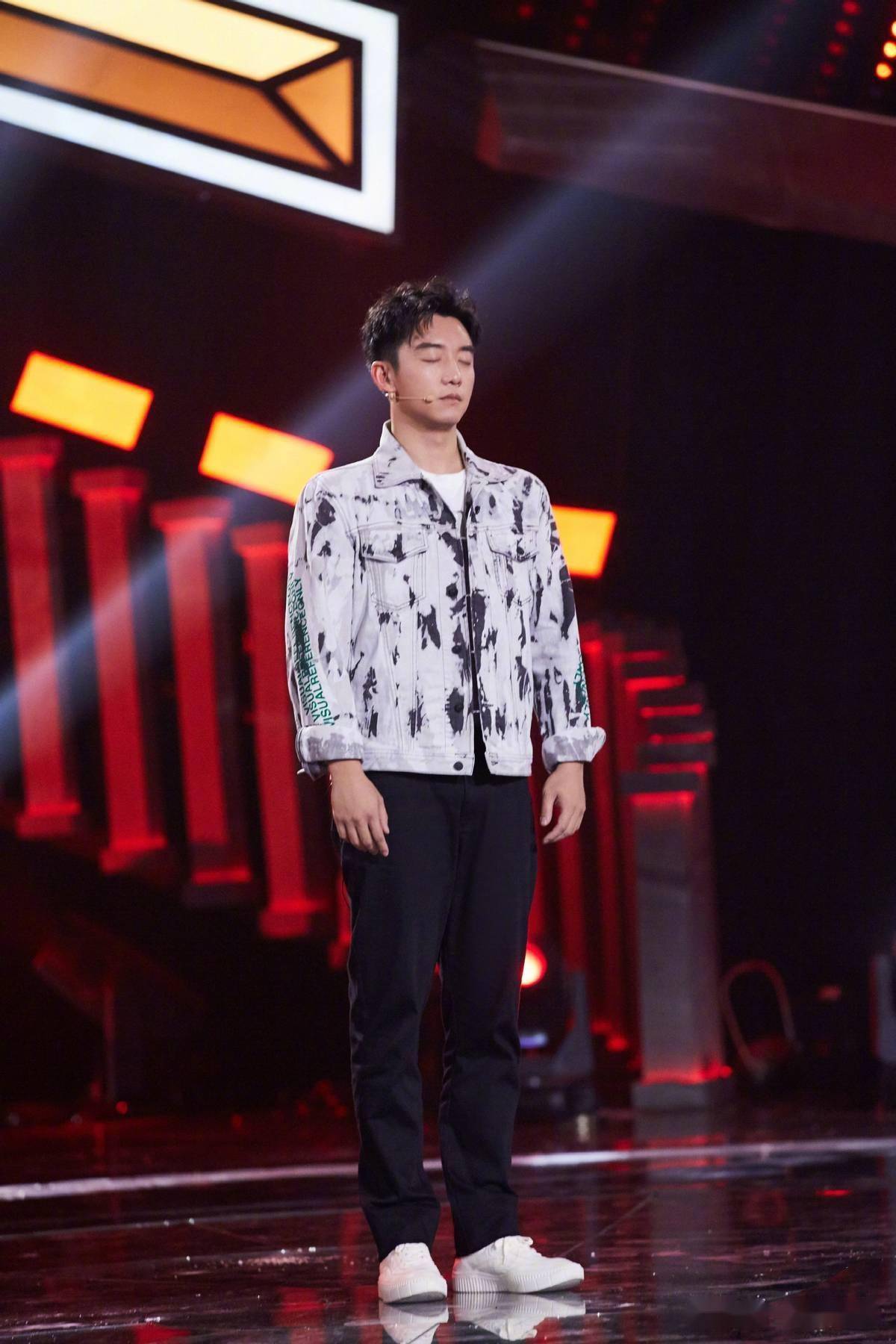 郑恺夫妇低调走机场郑恺一身黑好随性苗苗穿皮草很有范