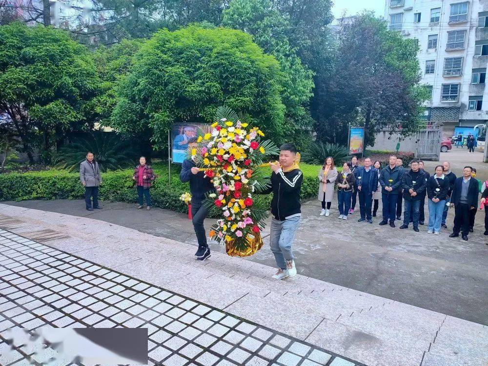 传承红色基因,凝聚奋进力量"第一次主题实践活动走近丰城市烈士陵园和