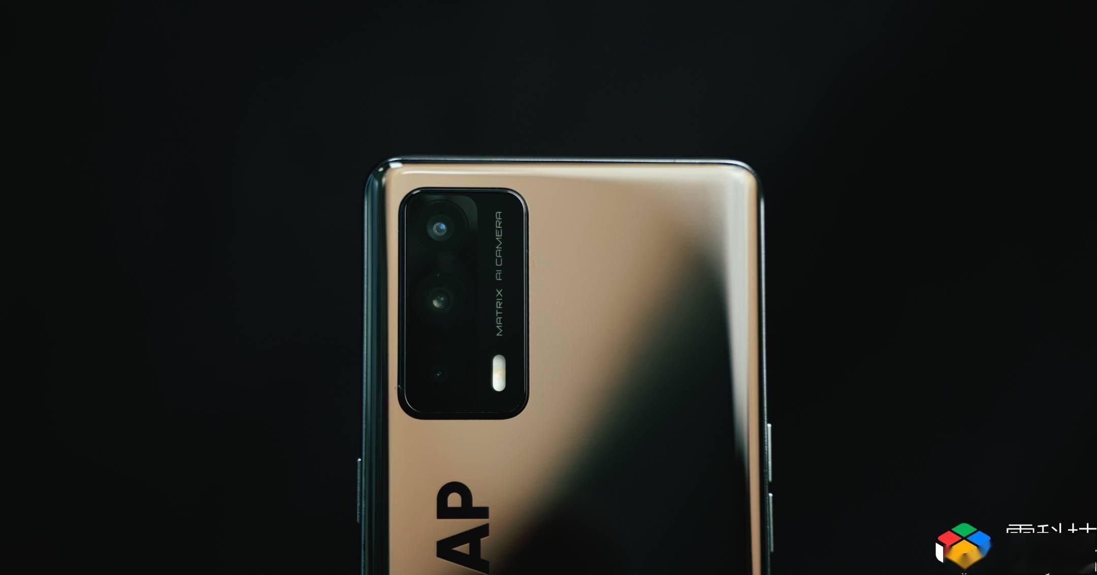 realme x7 pro至尊版的后置镜头模组,采用方形矩阵的设计以及竖排三摄