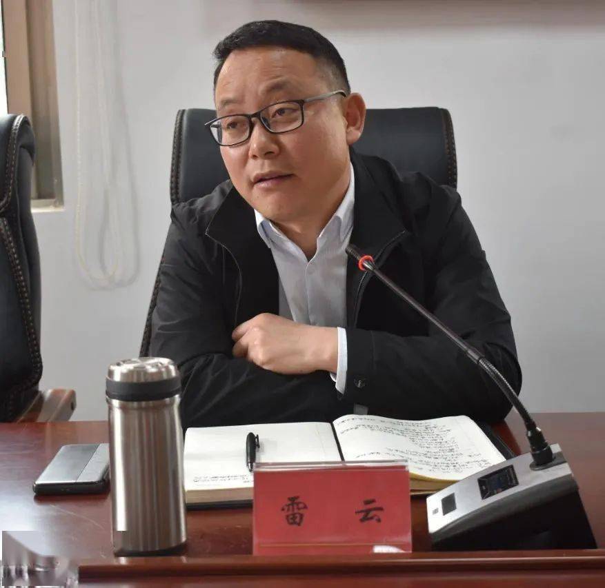 街道党工委书记雷云在总结讲话中做了三点强调:一是高度赞扬离任干部