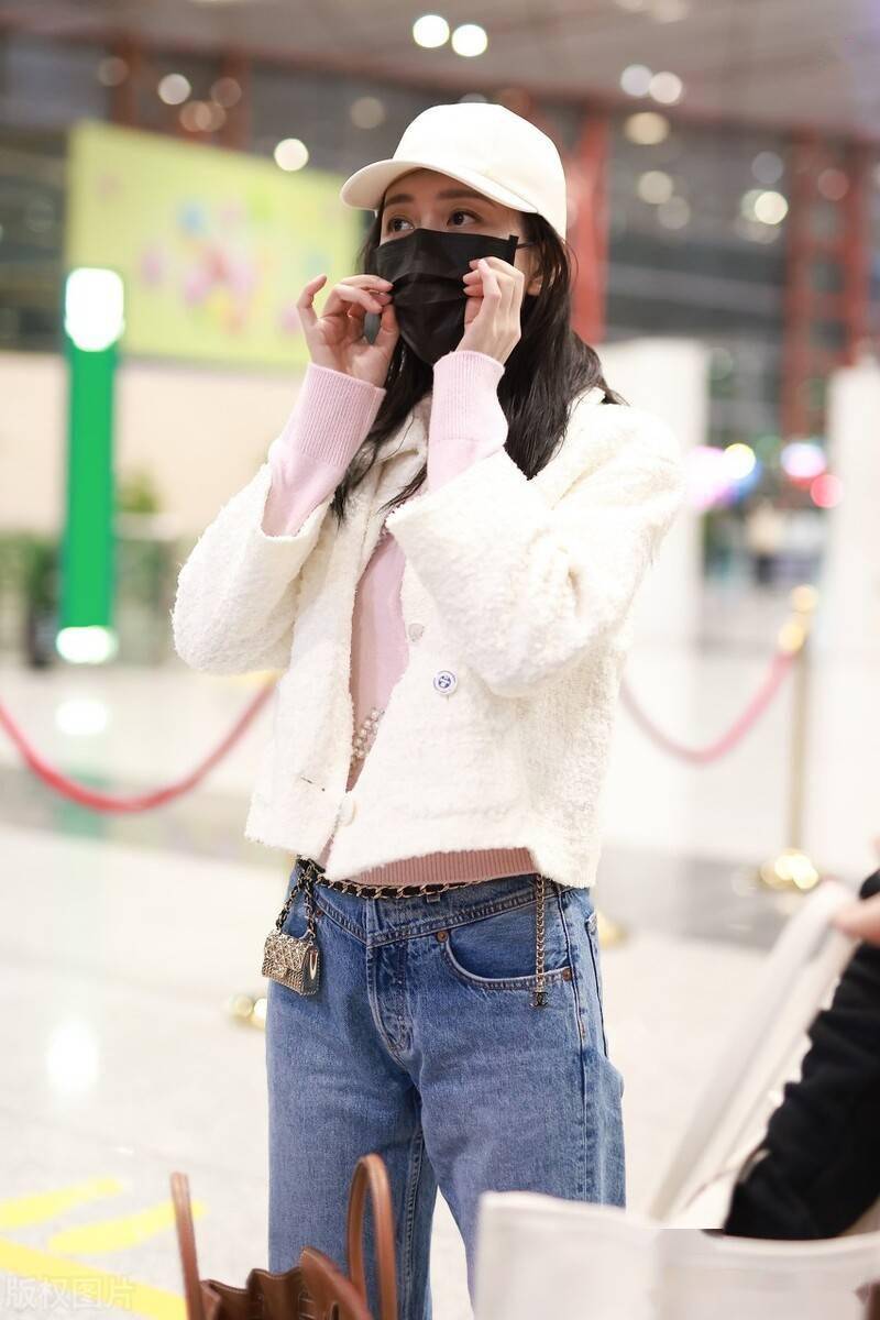 街拍:王鸥白色小香风外套 牛仔裤 迷你腰包 包袋温柔大方