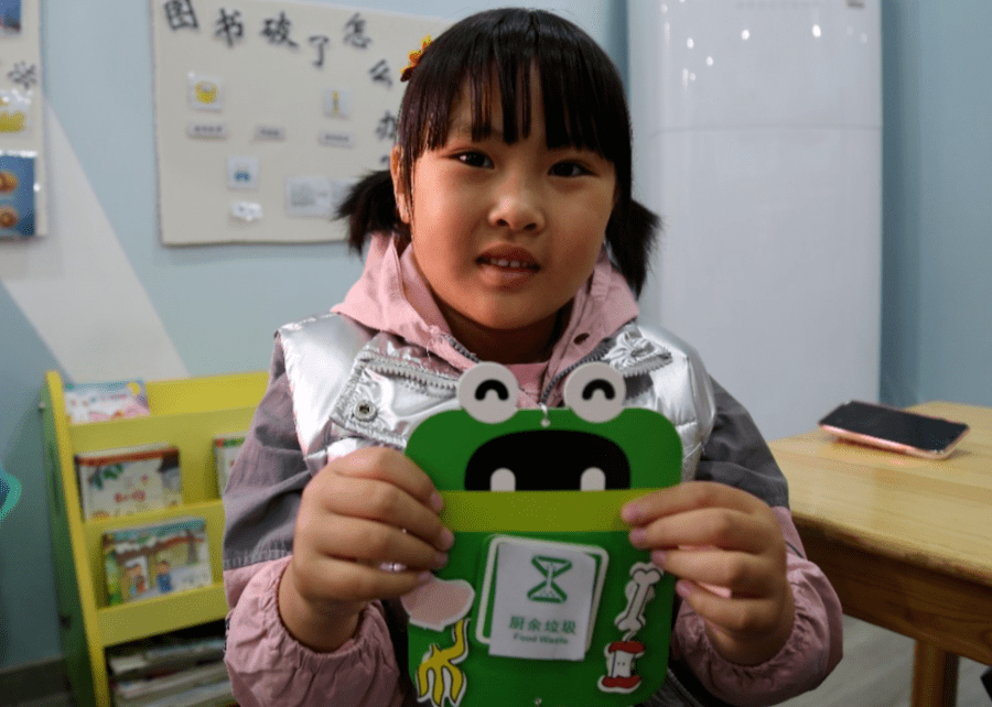 新时代文明实践发挥想象手工制作将垃圾分类意识种进孩子心中