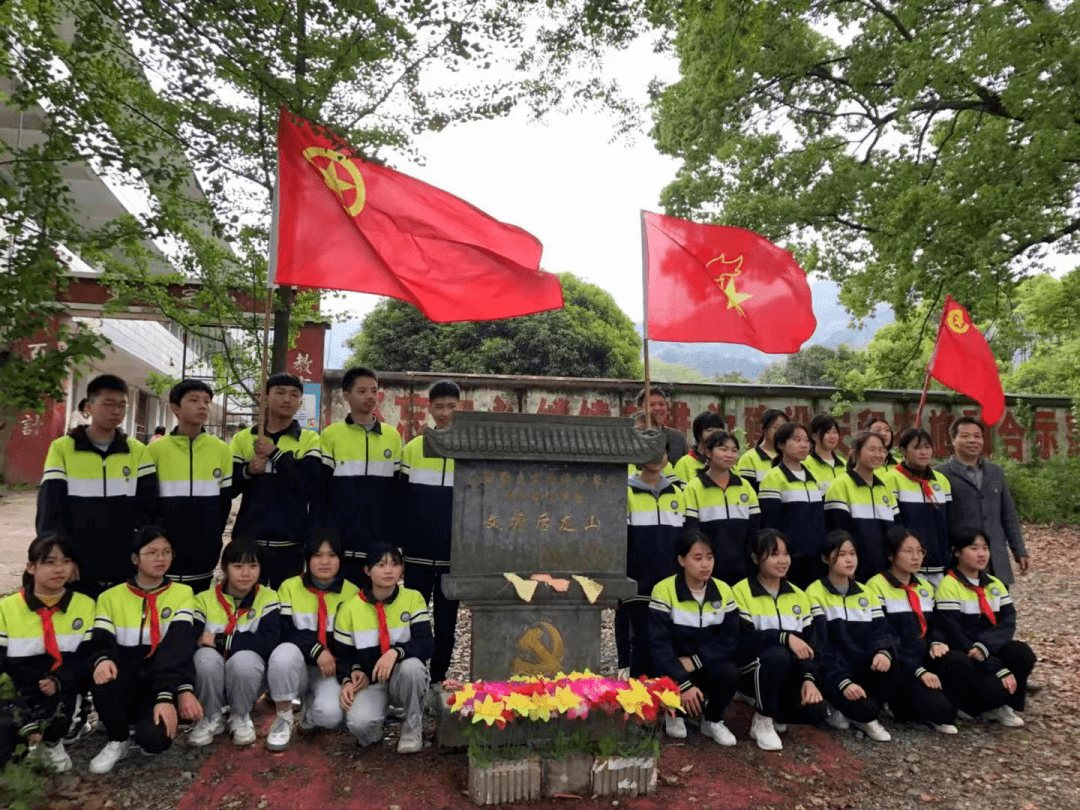 缅怀革命先烈 弘扬革命精神 ——冠英初中开展"童心向党 清明祭英烈"
