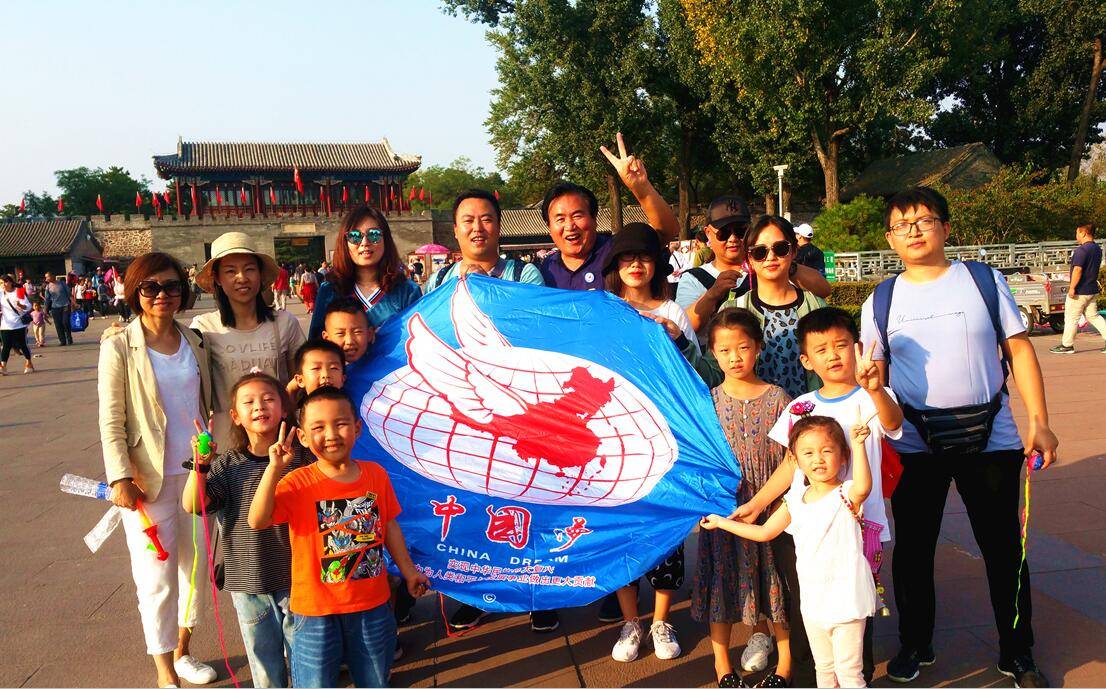 世界最大手抛降落伞中国梦图腾号在承德精彩亮相