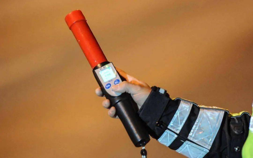 有媒体曾做过测试,喝下10毫升藿香正气水后立即用酒精检测仪吹气检测