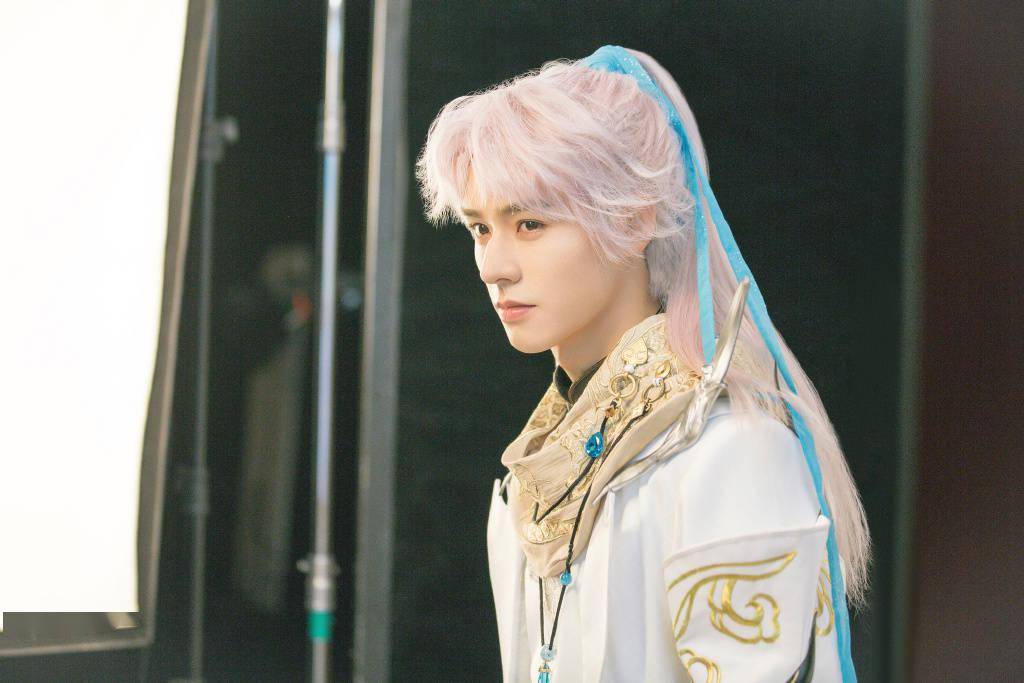 龚俊新代言游戏重现白发造型好离谱人类可以长成这样吗