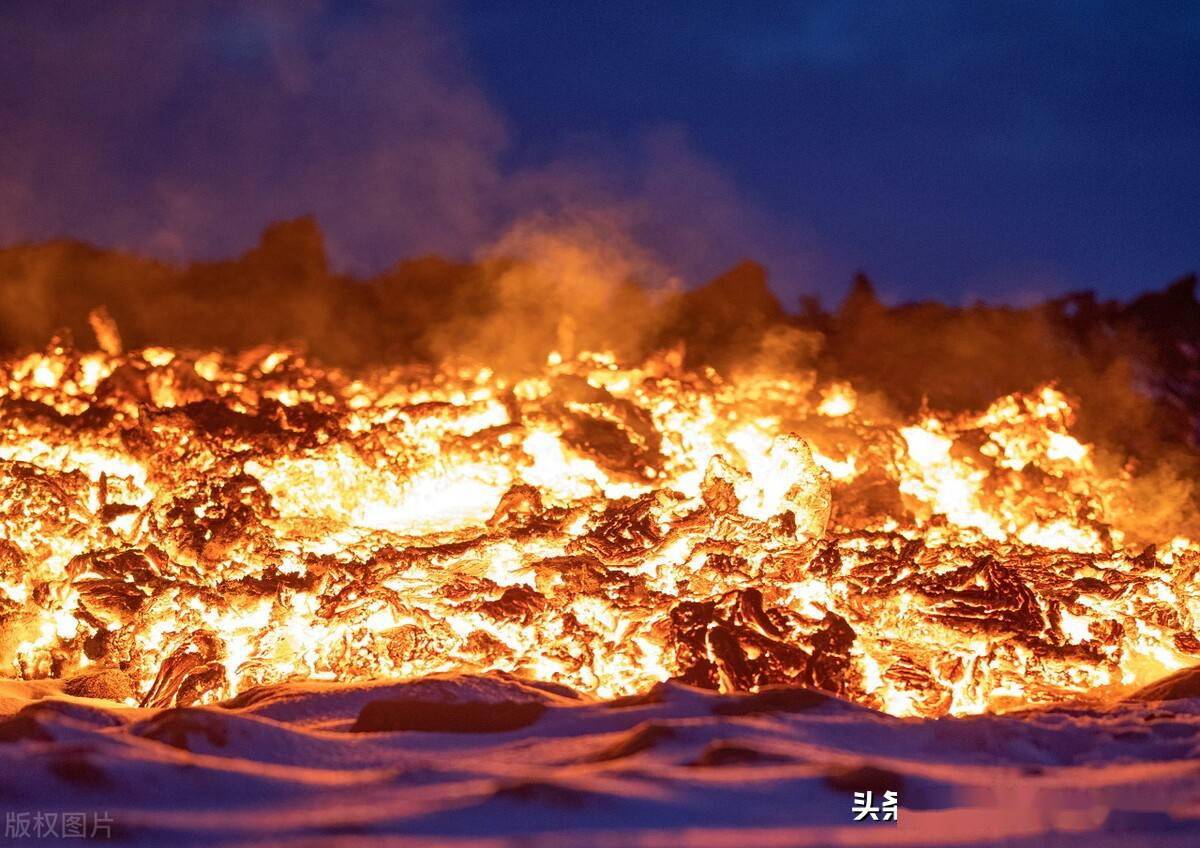 冰島格爾丁達魯爾火山持續噴發岩漿從裂縫噴湧而出