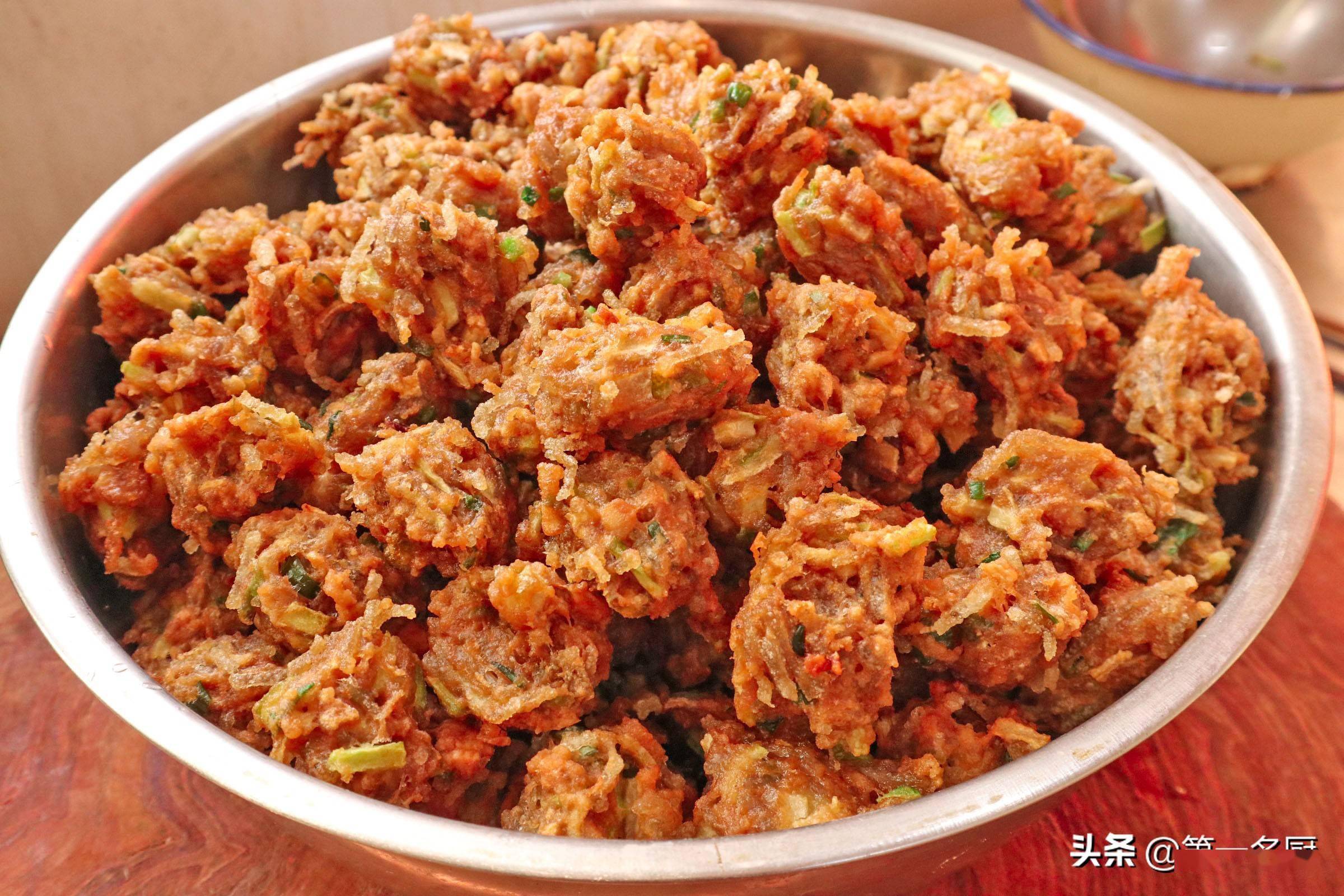 大厨分享炸粉条萝卜丸子的家常做法,不加一滴水,外酥里软吃着香