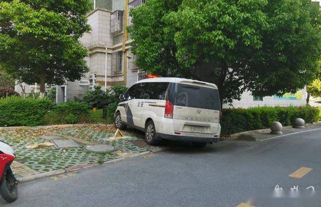 在小区内采访时,记者也见到了坠楼女童的几位亲属,其中一名男子告诉