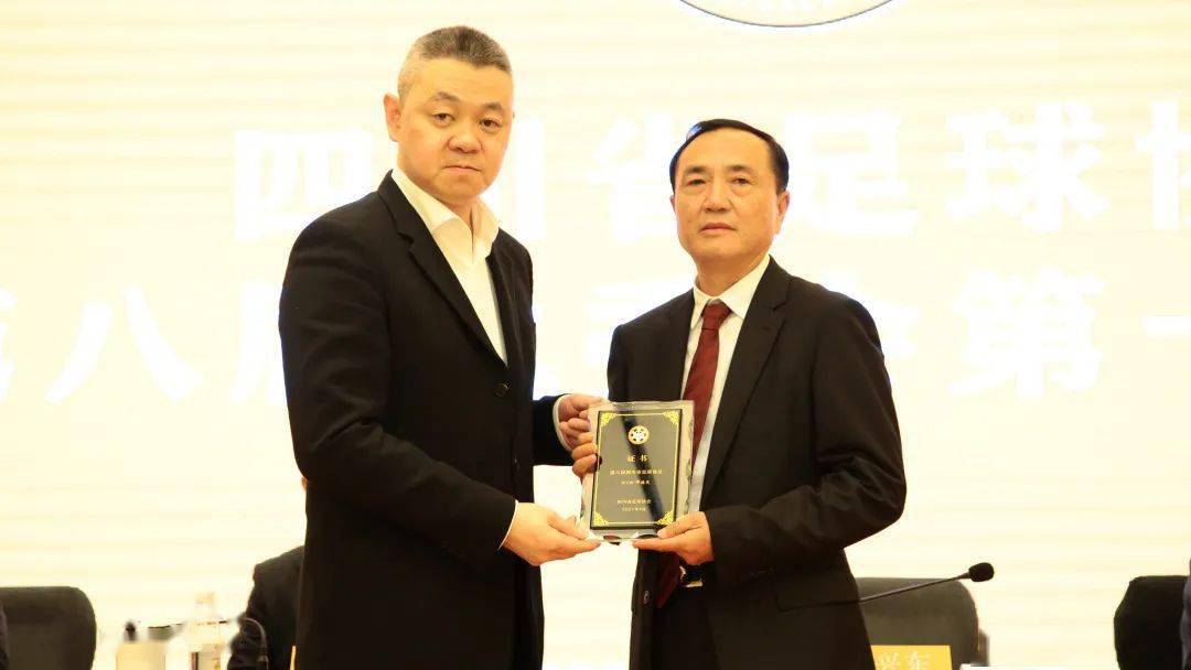 陈兴东为邓德茂颁发证书陈兴东为吴刚颁发证书廖永东为