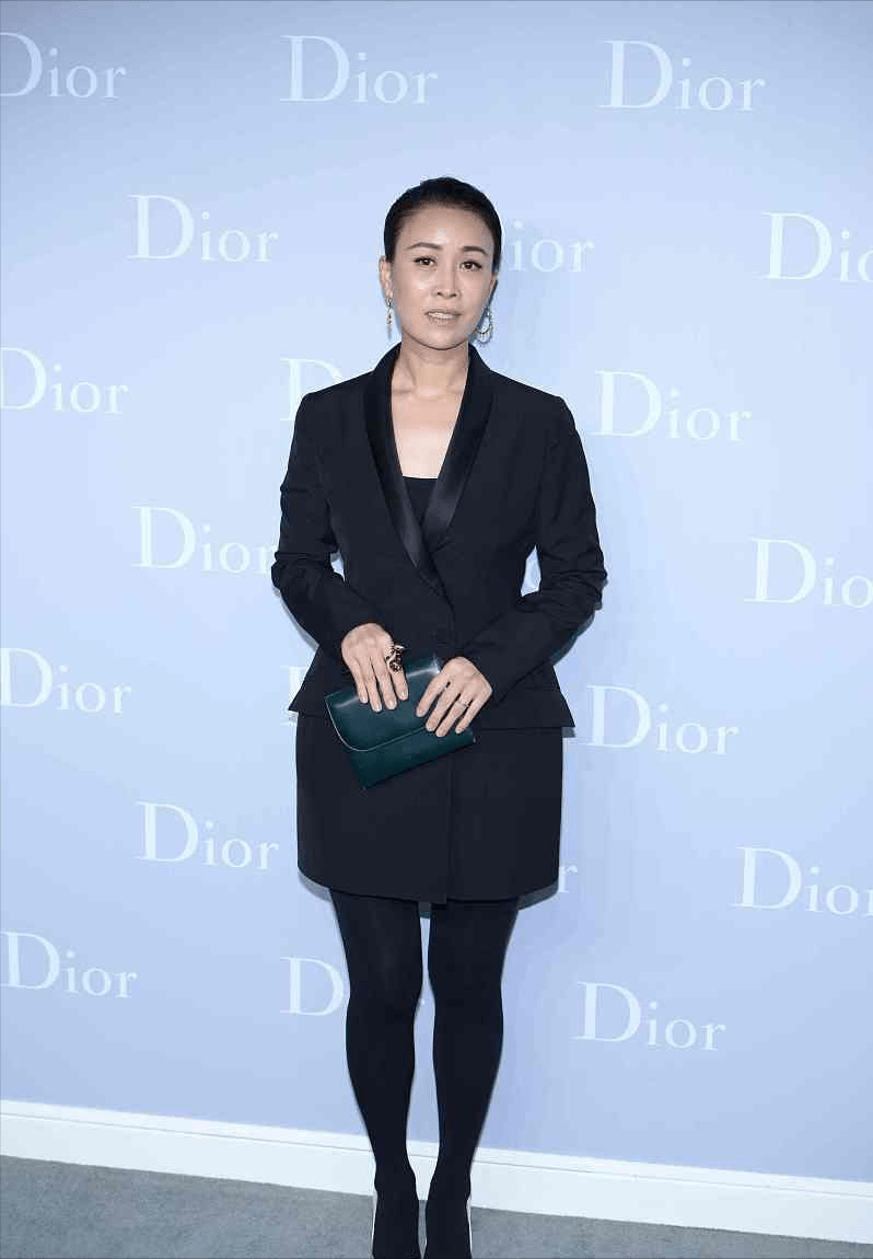 那英穿着得挺稳重的但挑染的发型真个性虽然皮肤焦黄却有气质