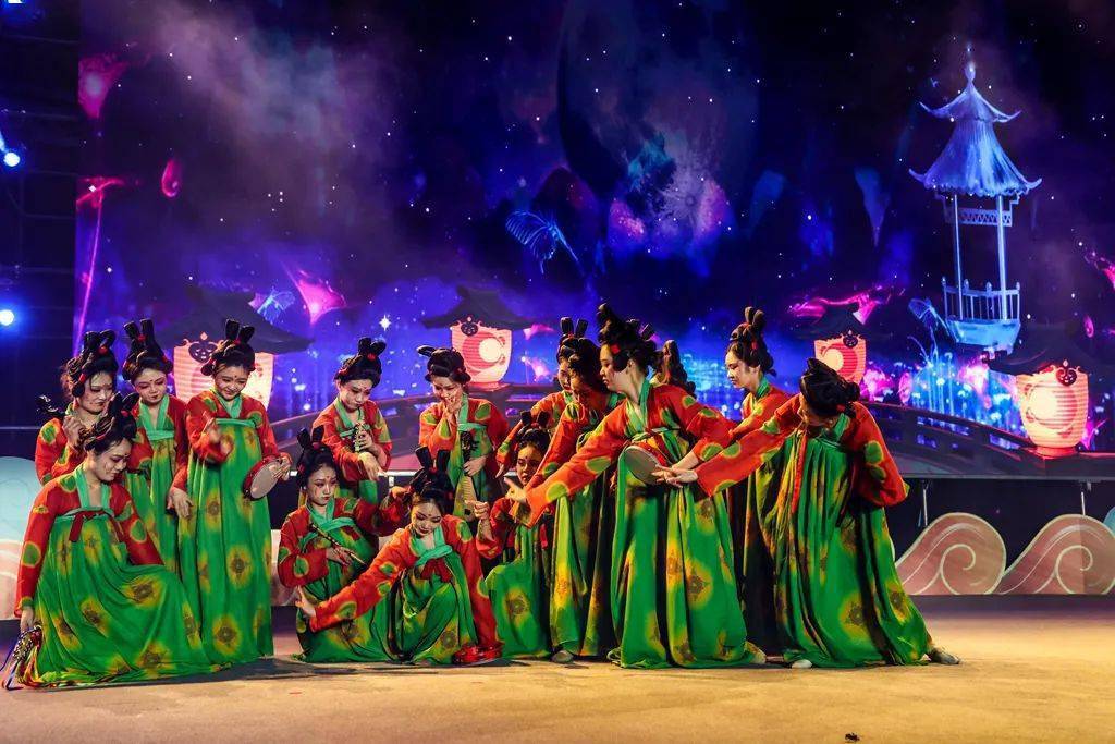 "舞者身着襦裙,头顶双缨髻,面画"斜红"妆,音乐节最后,唐宫小姐姐们在