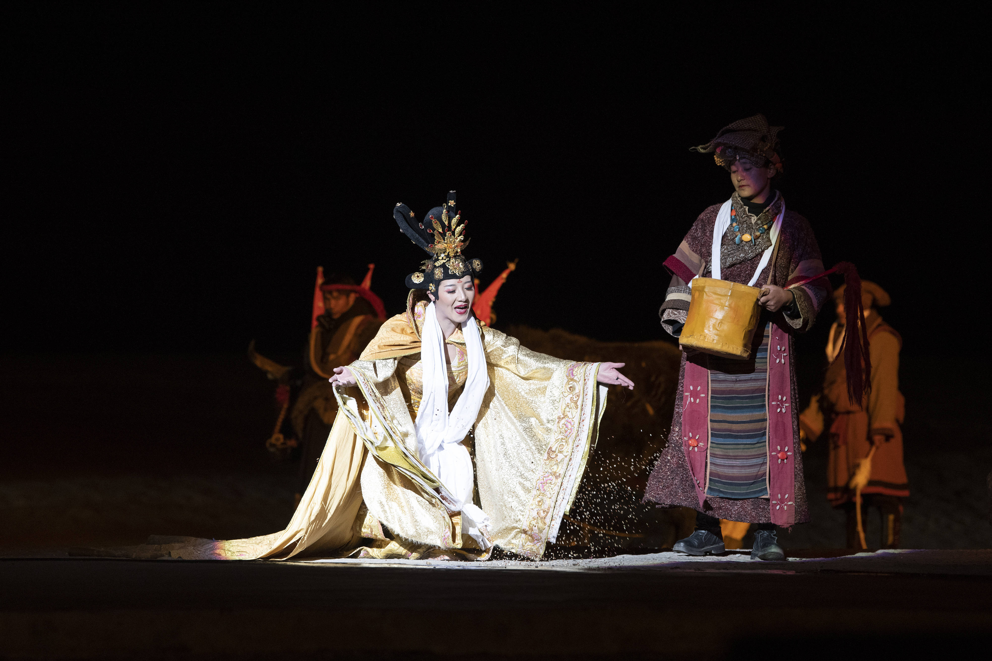 新华社记者 司源 摄4月10日,演员在大型实景剧《文成公主》中表演.