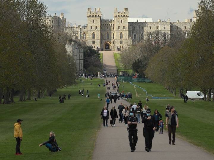 英国公众哀悼菲利普亲王 女王