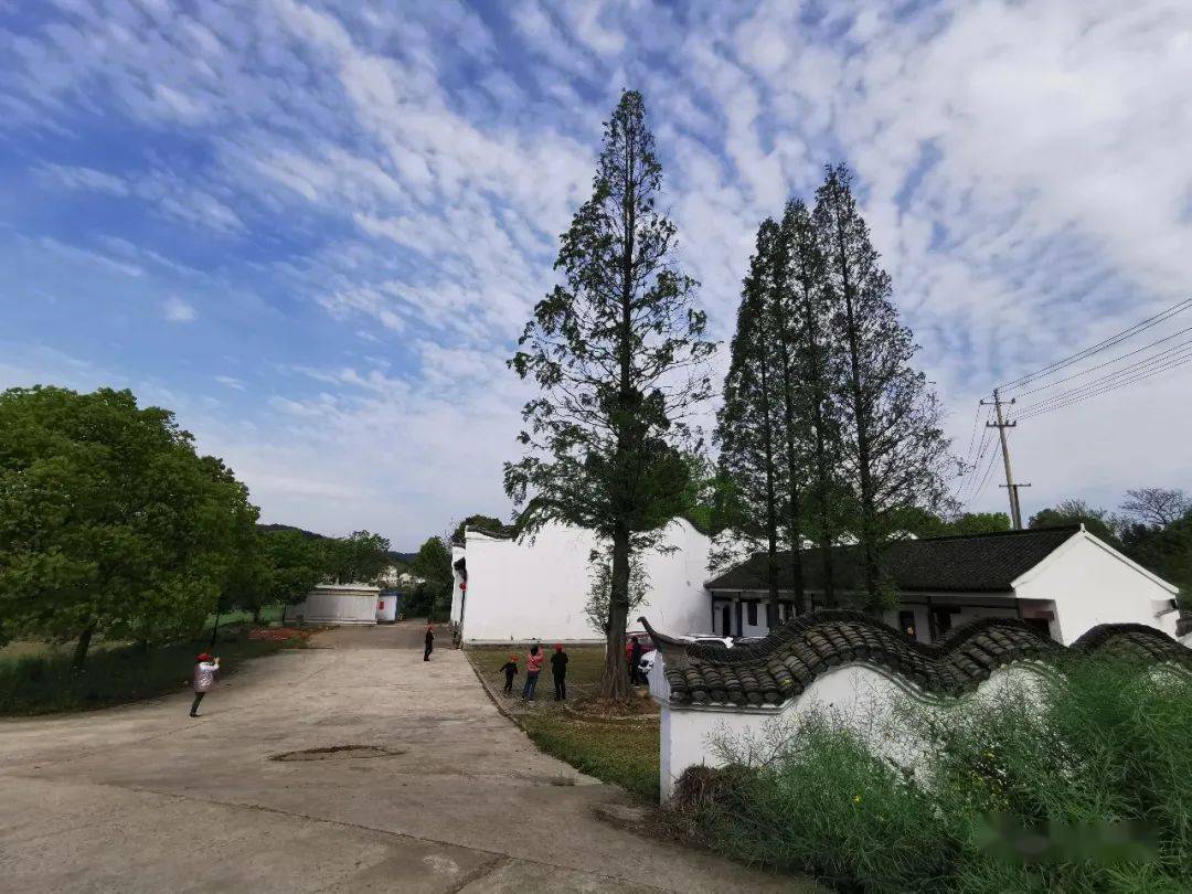 明末贤相何如宠就出自青山何氏;近现代则有北平首任市长何其巩,革命家