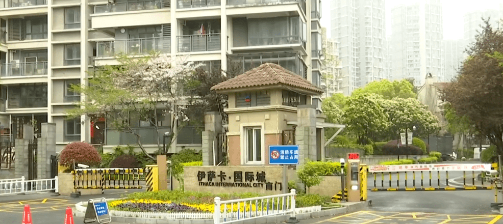 而业主们最担心的还是安全问题,伊萨卡国际城小区 一业主 :整个东门的
