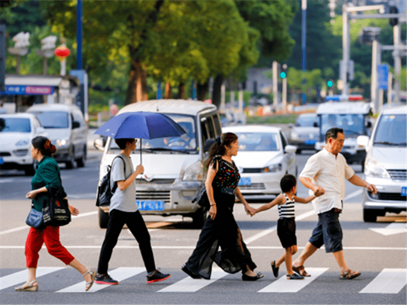 礼让行人拍照图片