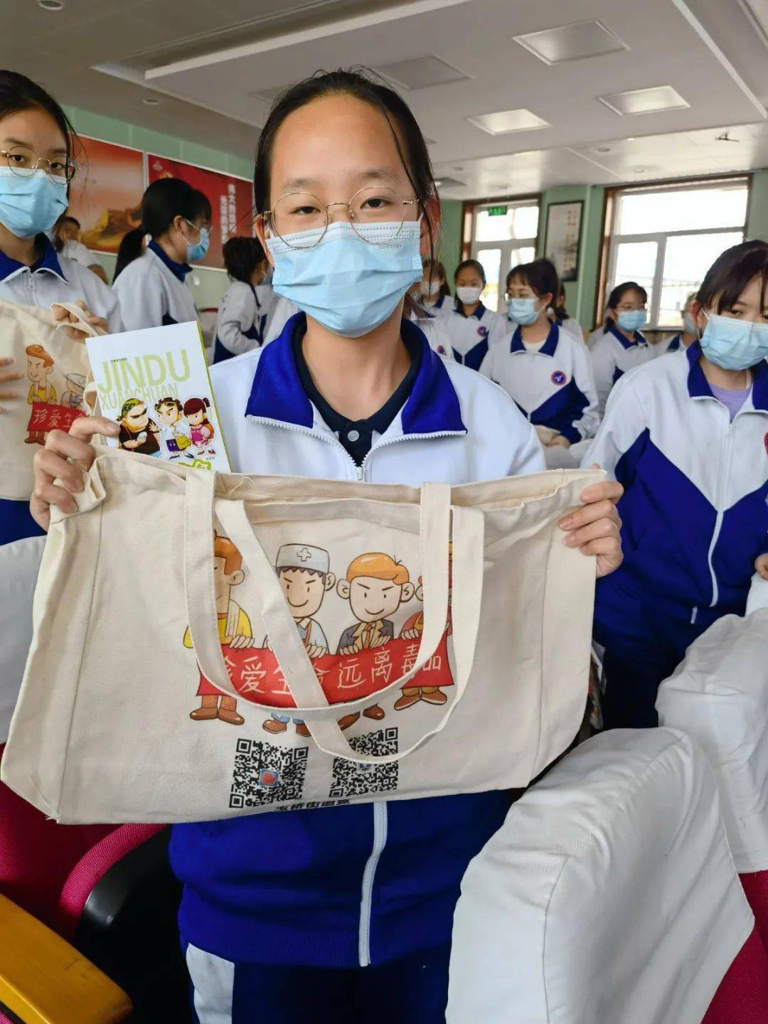 成果,永乐店镇综治办联合社区青年汇到柴厂屯小学开展禁毒宣传活动,为