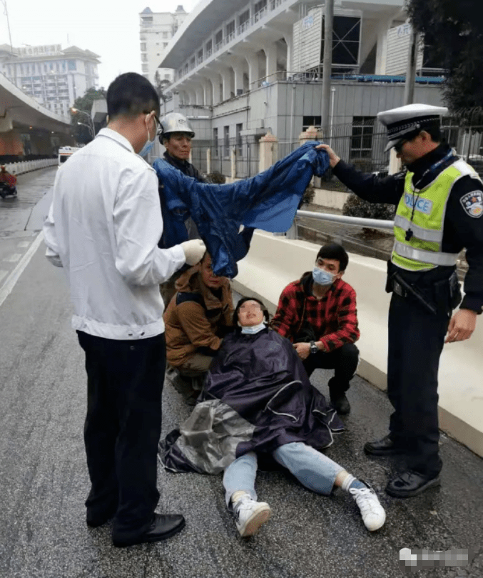 星光大道引橋處,由於雨天路滑,一位騎電動車的女士不小心摔倒動彈不得