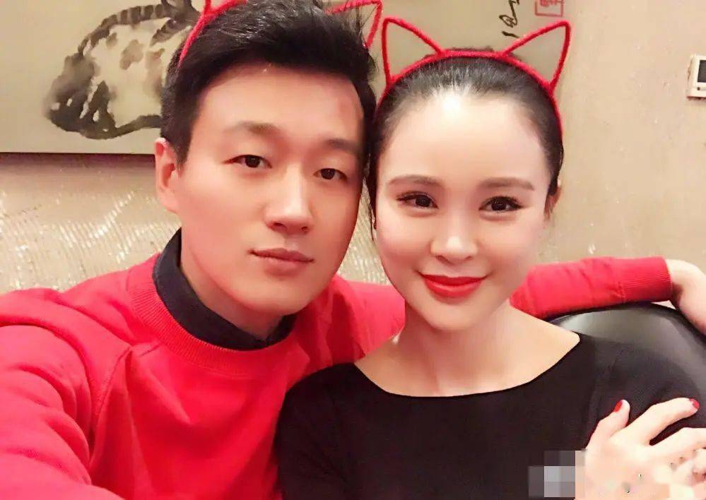 王冠一家照片图文 be69bcd5f5ed4299b180661942495fc5.jpeg