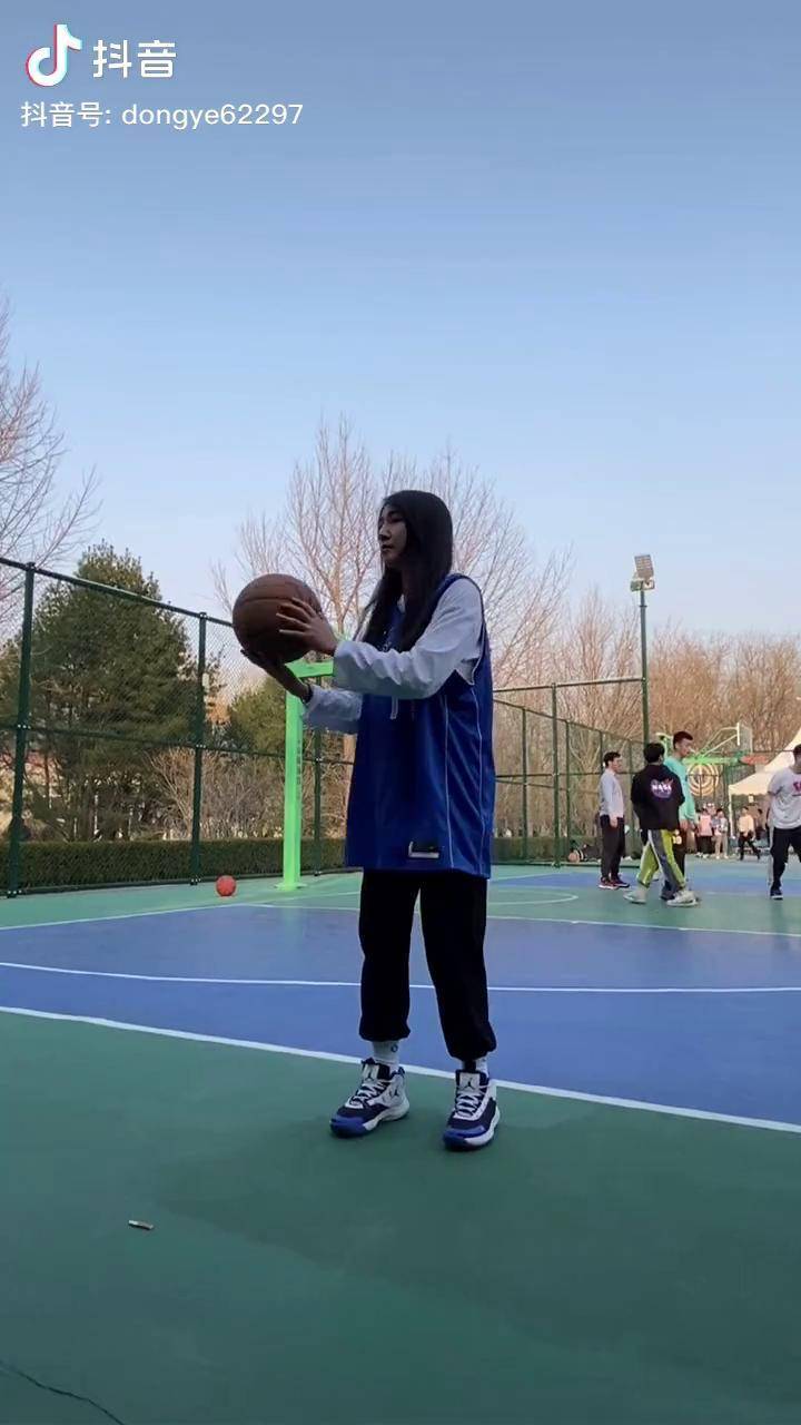 打篮球的女生