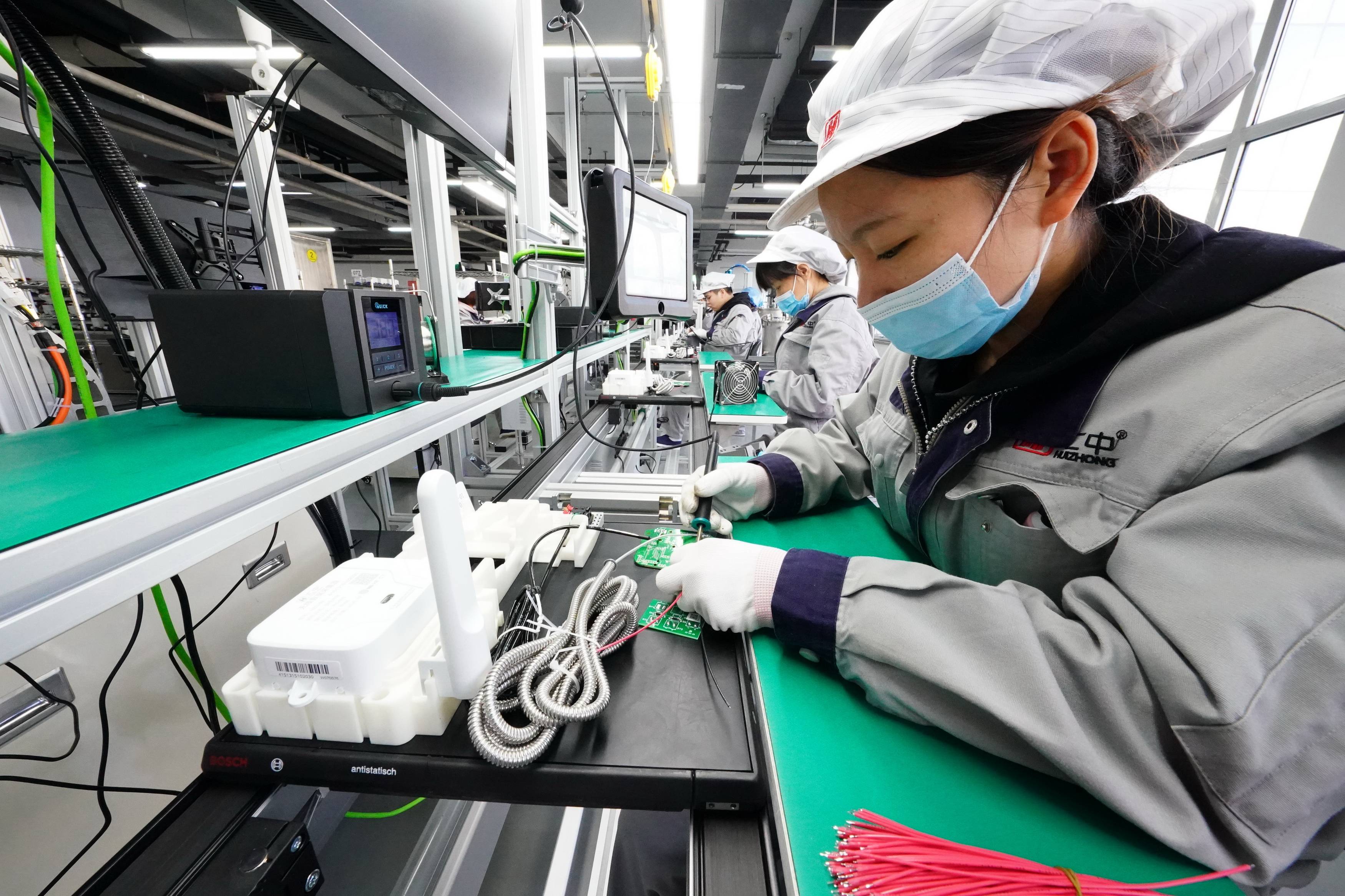 位于唐山高新技术产业开发区的一家教育科技股份有限公司工人在组装