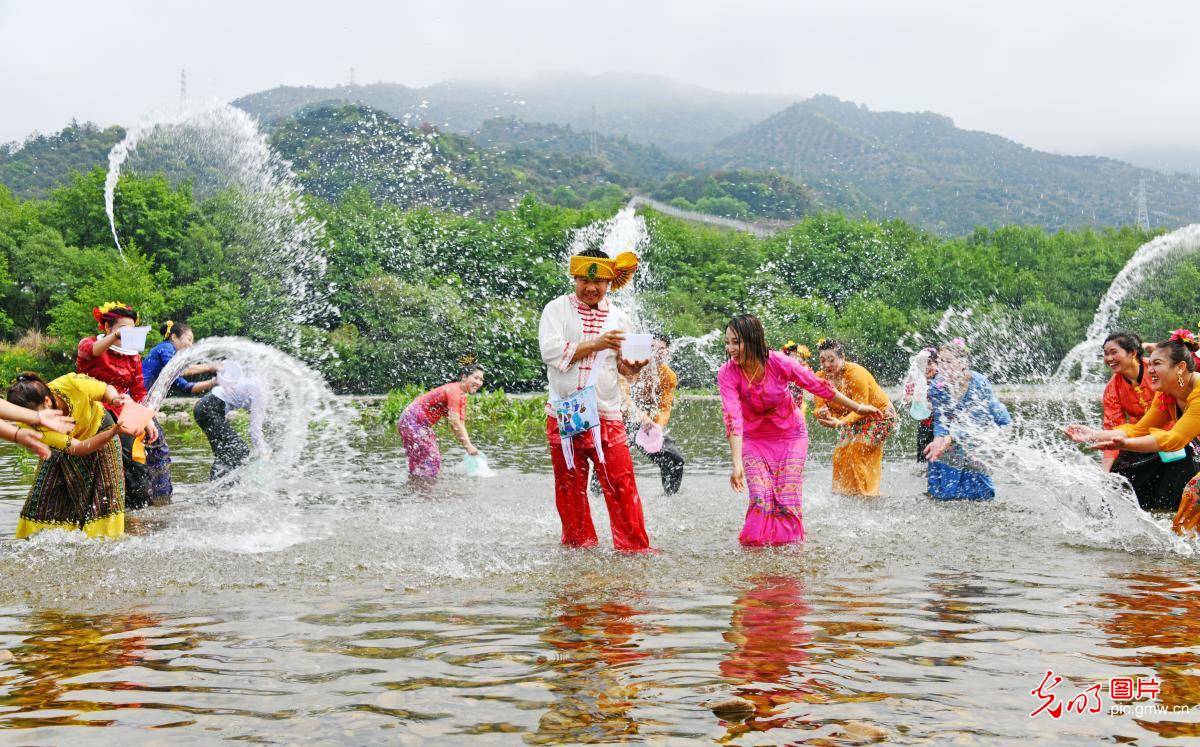 浙江仙居傣族潑水節潑水享祝福