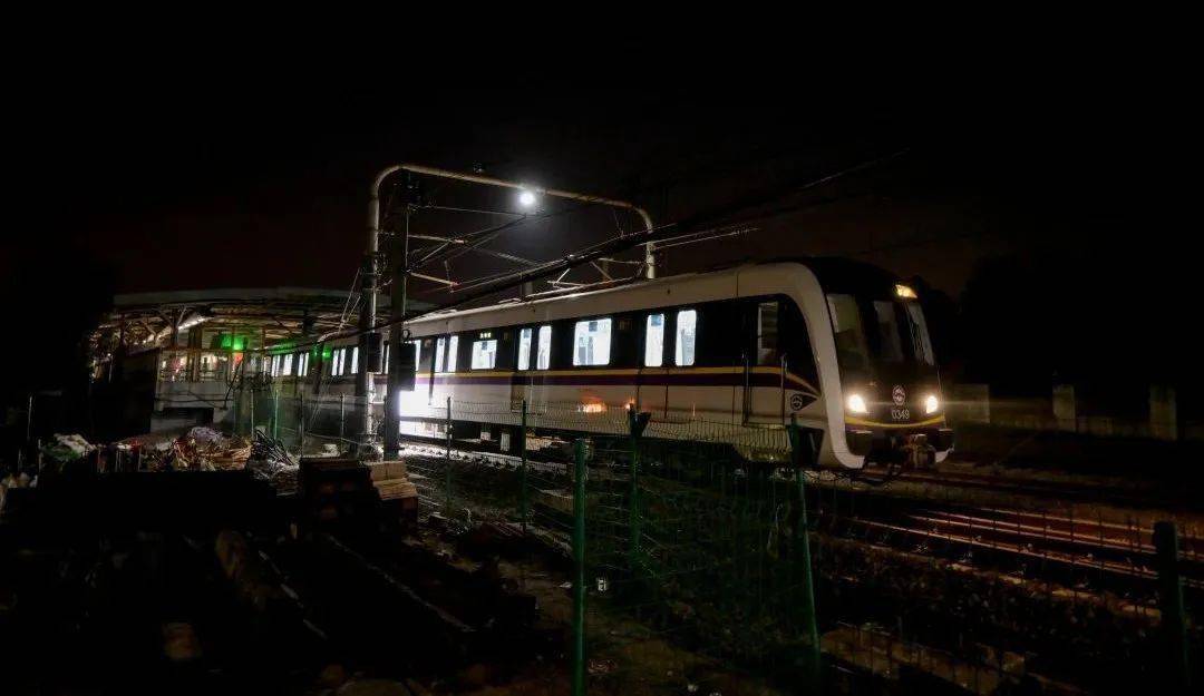 白天繁忙运营夜间无感施工上海地铁又一批老旧枕木道岔更新升级